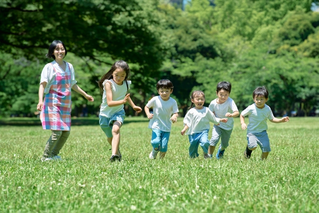 スタッフと子どもたちが笑顔で過ごしている写真